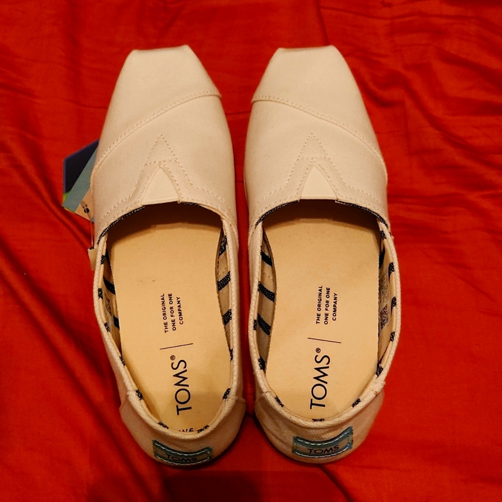 Tom's shoes size W6